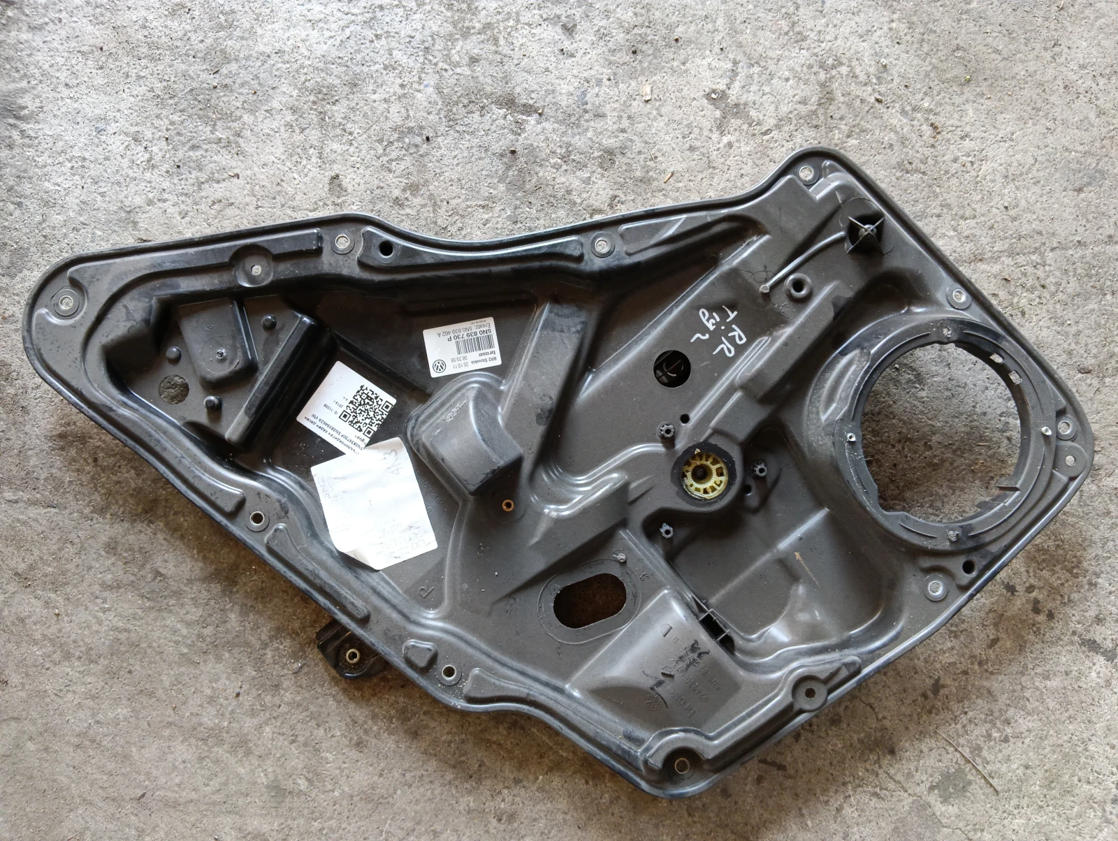 стъклоповдигач заден десен 5N0839730P 5N0839462A VW Tiguan