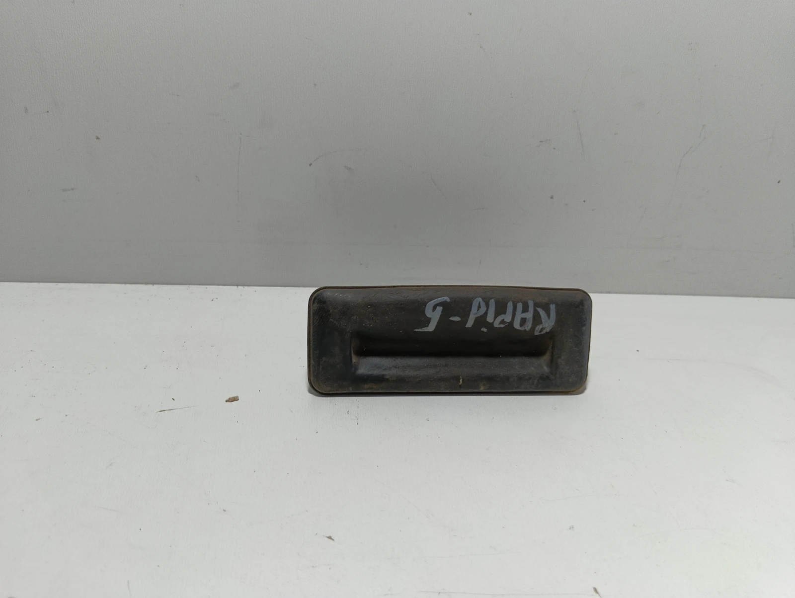 копче дръжка багажник 5E0827566 Skoda Rapid
