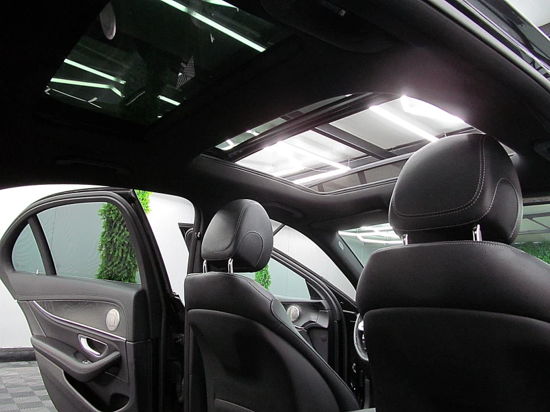 Mercedes-Benz E 220 4-MATIK/AMG/PANORAMA/360/KeylessGo/СОБСТВЕН ЛИЗИНГ, снимка 12 - Автомобили и джипове - 53181197