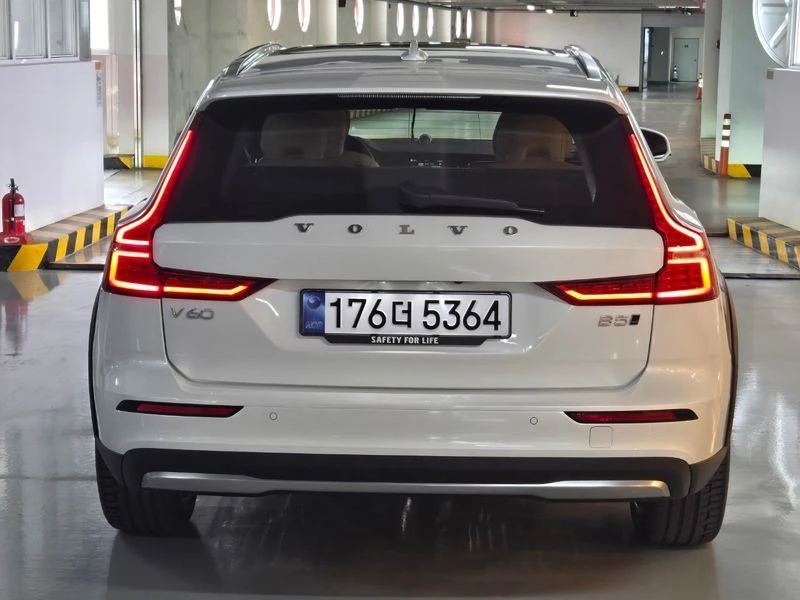 Volvo V60 КРАЙНА ЦЕНА: 39686 EUR !!!РЕАЛНА КРАЙНА ЦЕНА!!!, снимка 4 - Автомобили и джипове - 55969503