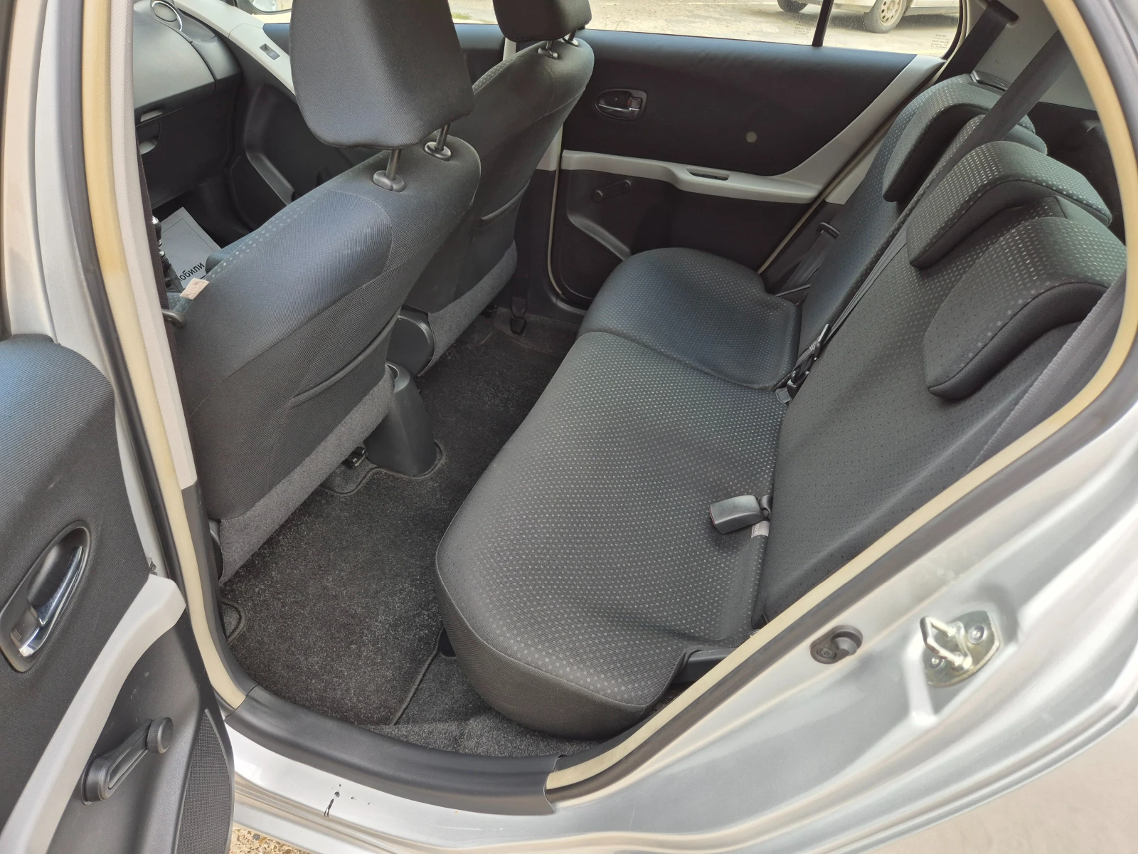 Toyota Yaris 1.3 I Бензин  - изображение 8