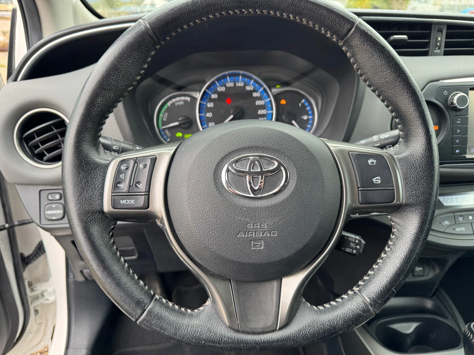 Toyota Yaris HYBRID 1.5 STYLE * AUTOMATIC* 2014* EURO 6* COC* K | Mobile.bg � ����������� 13