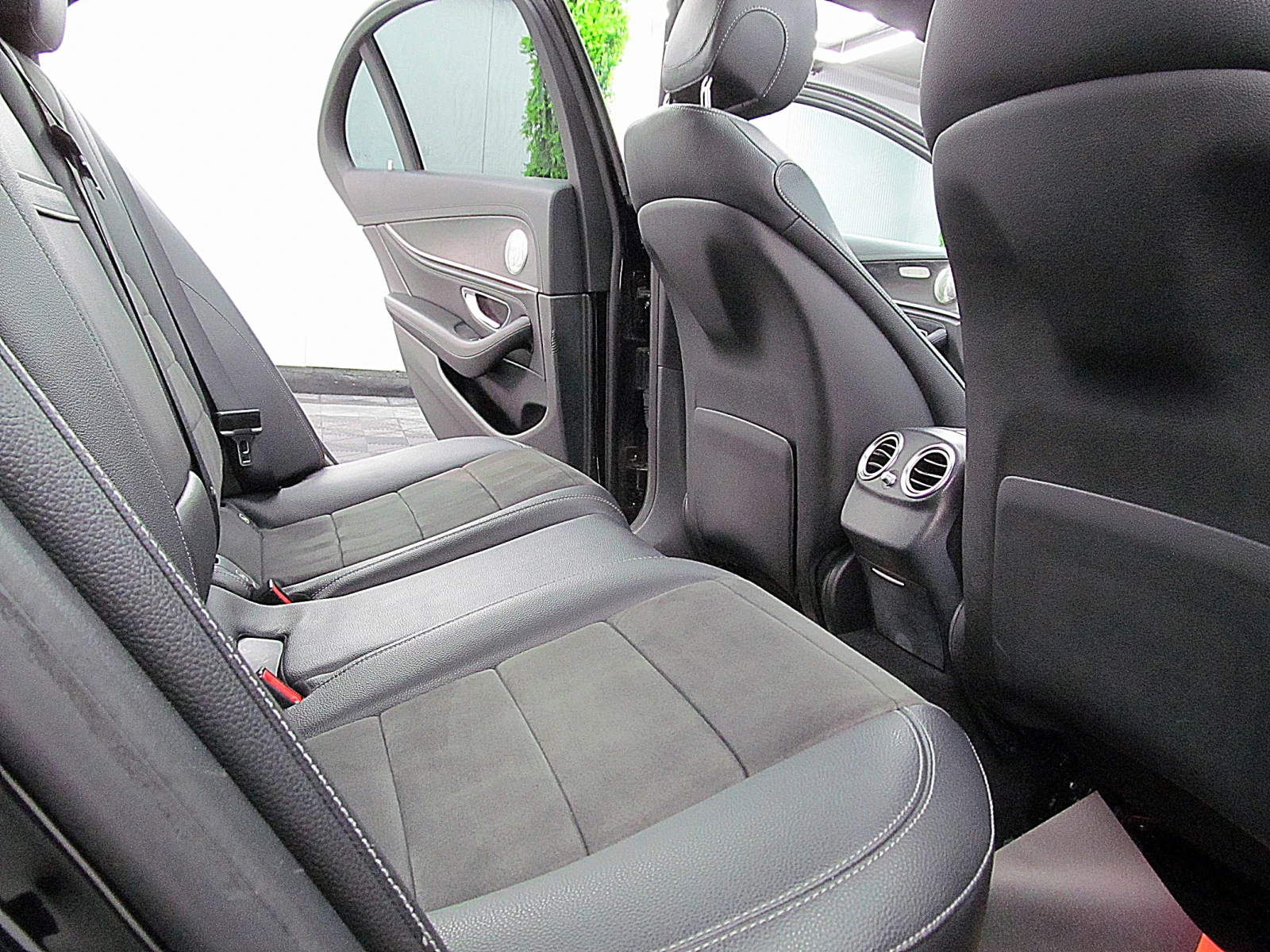 Mercedes-Benz E 220 4-MATIK/AMG/PANORAMA/360/KeylessGo/�������� ������ | Mobile.bg � ����������� 11