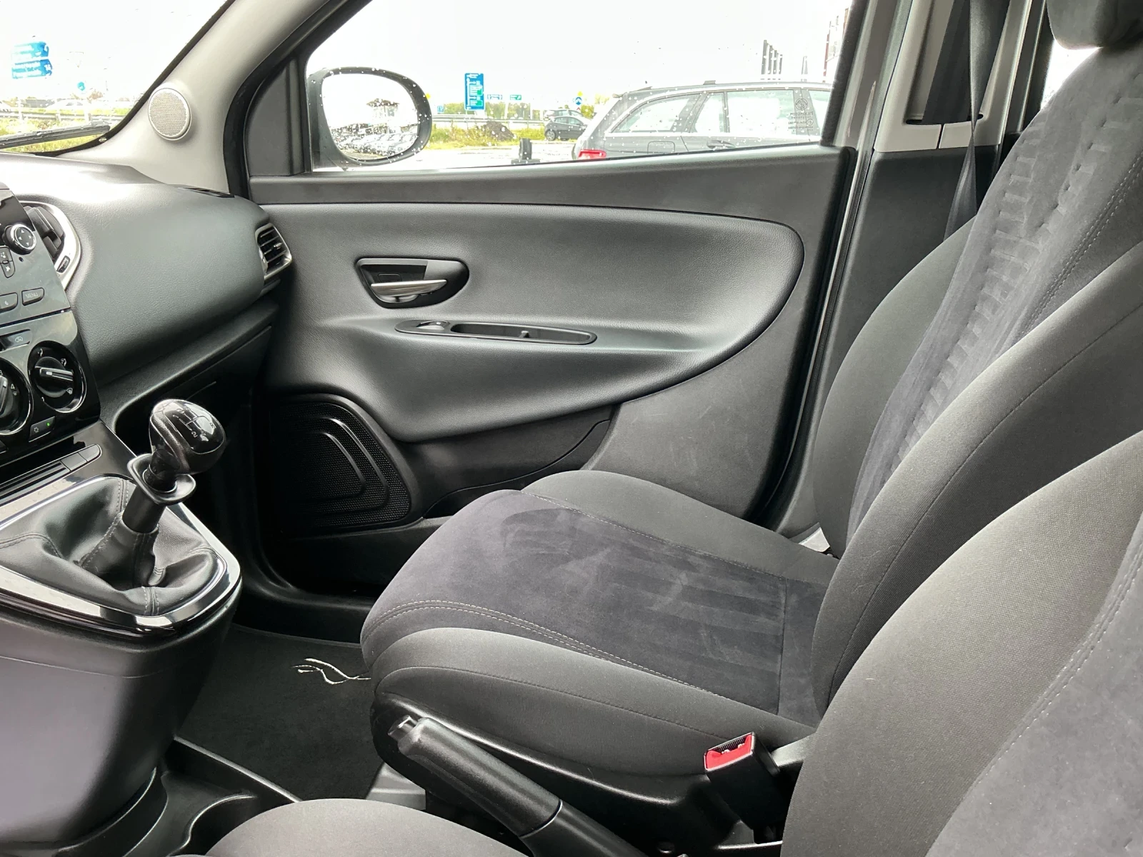 Lancia Ypsilon 1, 2 i, снимка 16 - Автомобили и джипове - 54284678