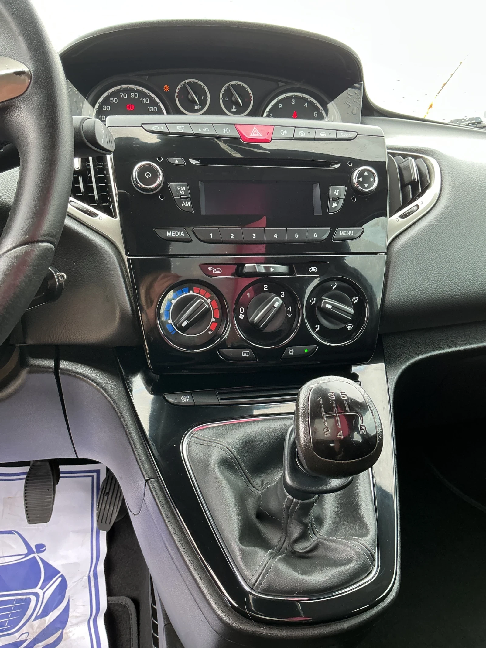 Lancia Ypsilon 1, 2 i, снимка 15 - Автомобили и джипове - 54284678