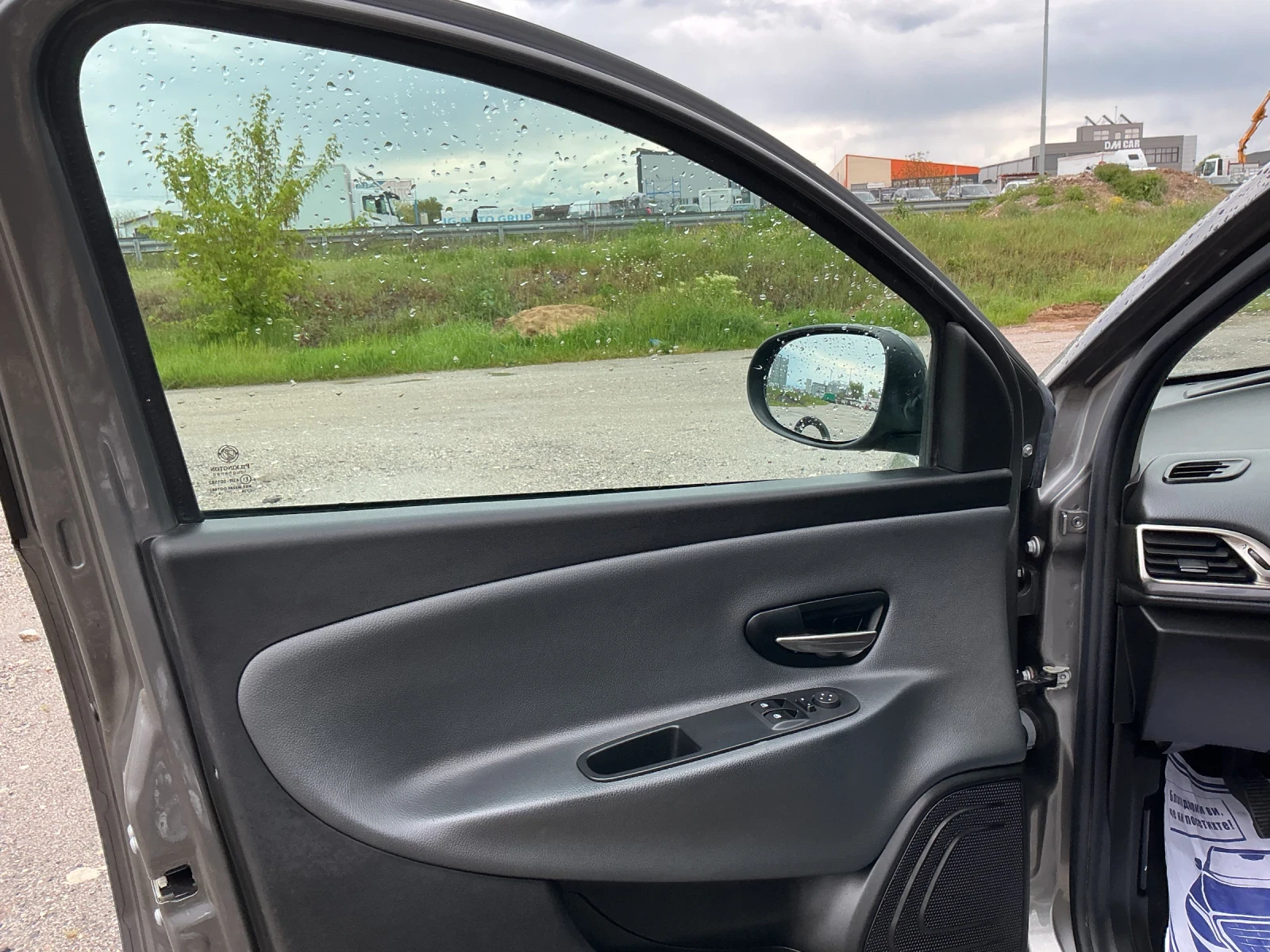 Lancia Ypsilon 1, 2 i, снимка 13 - Автомобили и джипове - 54284678