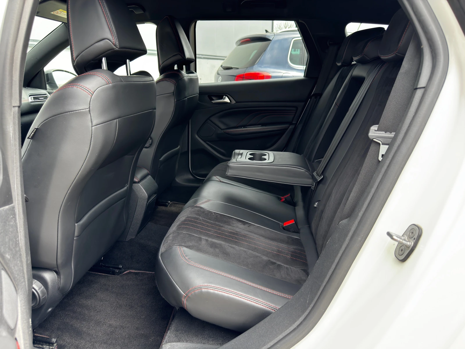 Peugeot 308 1.6 Blue-HDi GT Line 🇫🇷, снимка 15 - Автомобили и джипове - 54360427