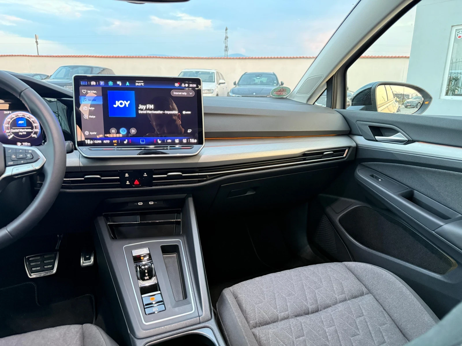 VW Golf 8.5 Facelift 1.5 eTSI DSG Mild Hybrid HUD, снимка 14 - Автомобили и джипове - 55093907