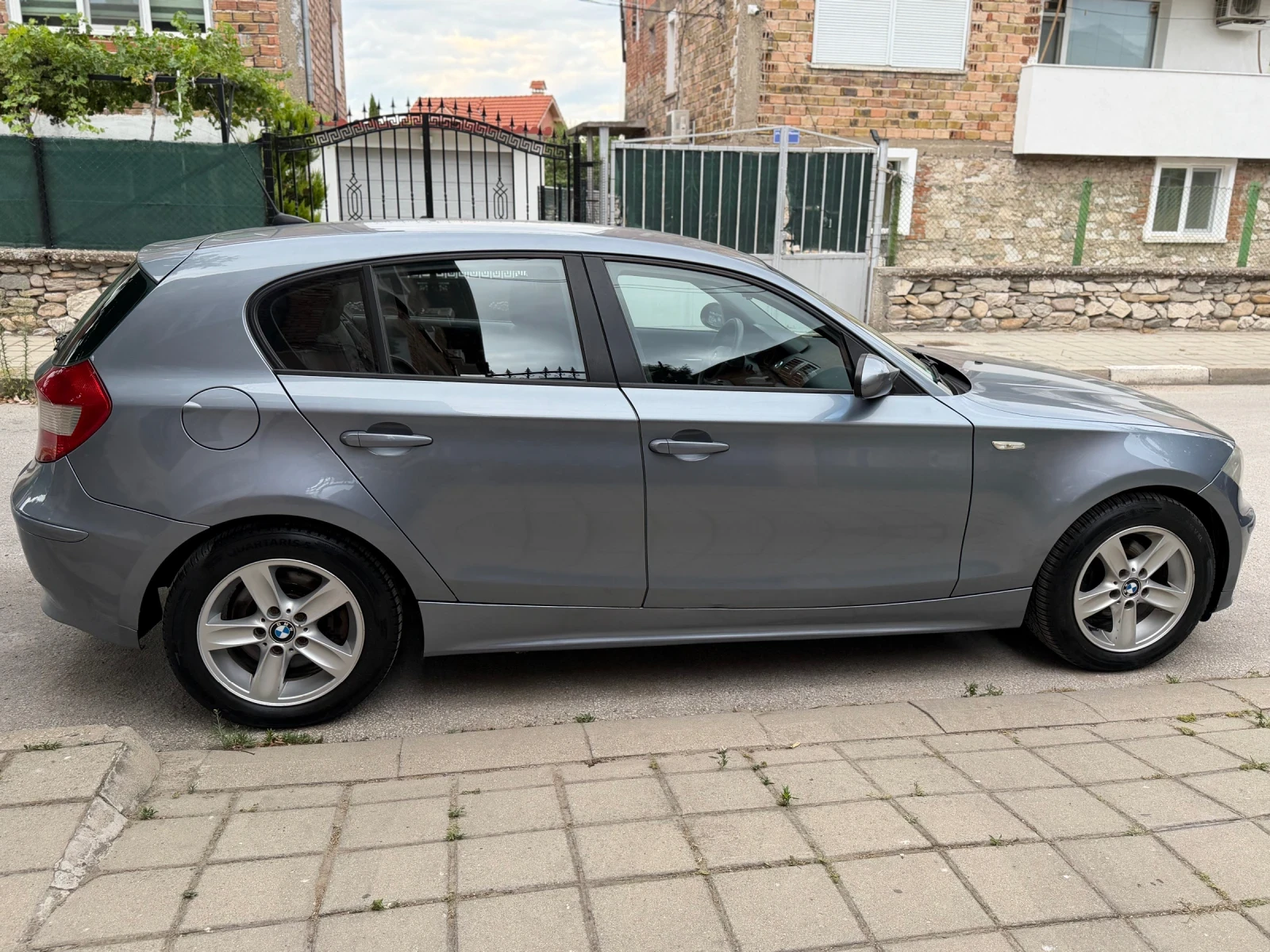 BMW 120 2.0D 163кс. Автомат* Парктроник* Подгрев* Старт-Ст, снимка 8 - Автомобили и джипове - 55516395