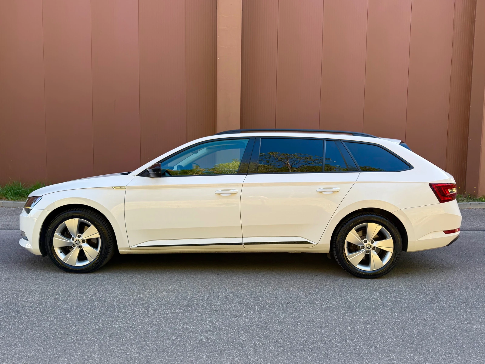 Skoda Superb 2.0TDI| DISTRONIC| КОЖА| MEMORY| CAMERA| ГАРАНЦИЯ, снимка 2 - Автомобили и джипове - 56012682