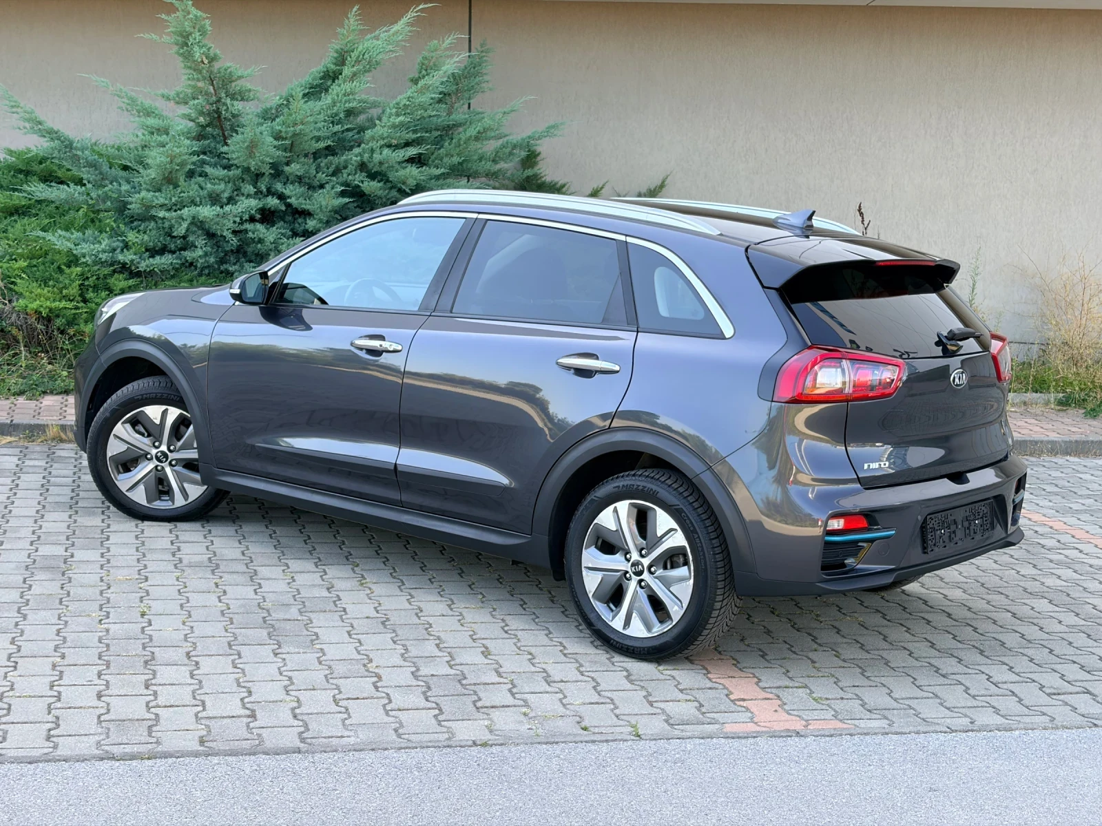 Kia Niro SOH 100% 64kw 204kc TERMOPOMPA!!!PREMIUM!!!, снимка 4 - Автомобили и джипове - 56009874