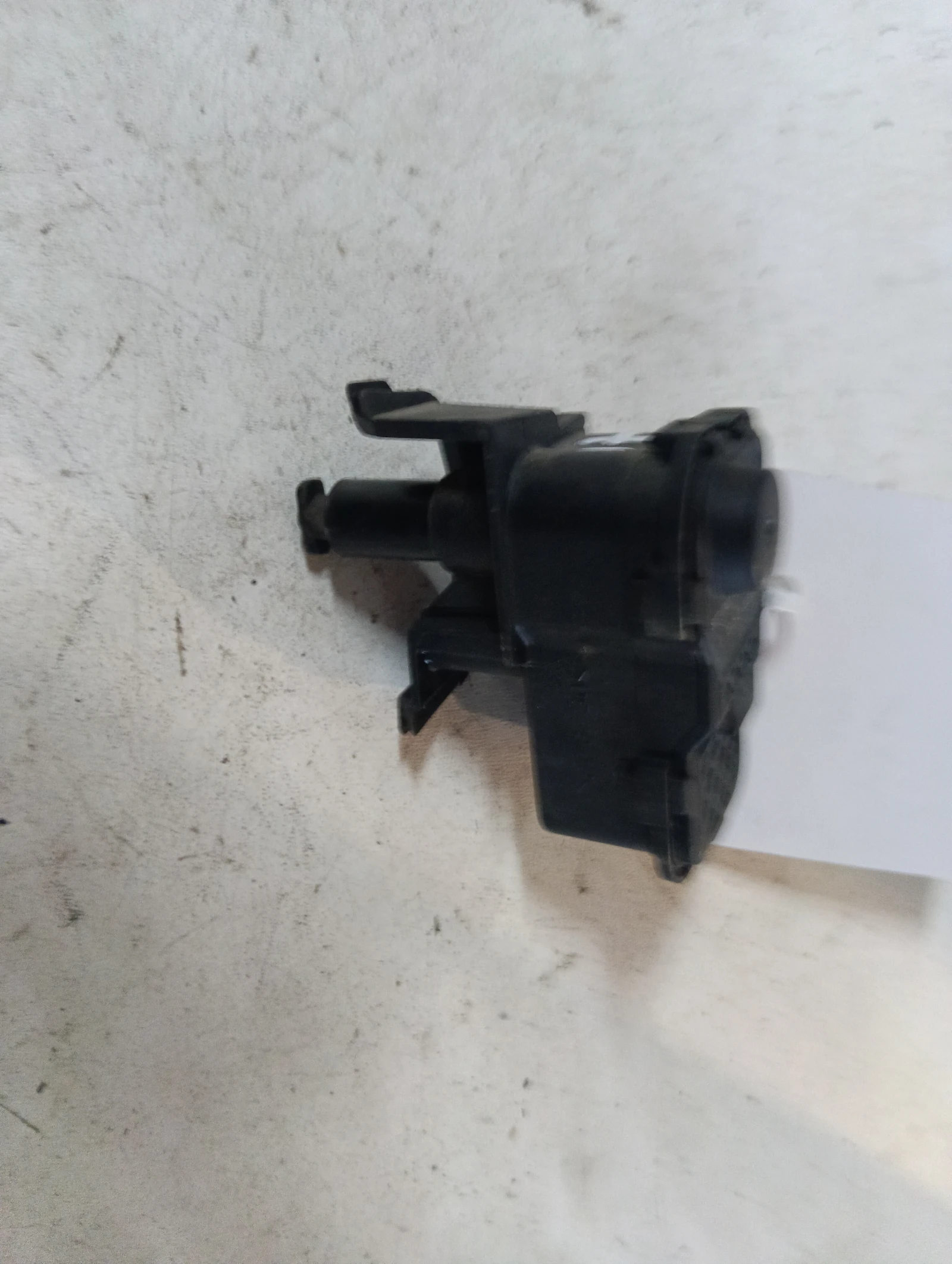 заключващ механизъм резервоар 7P0810773B Skoda Yeti