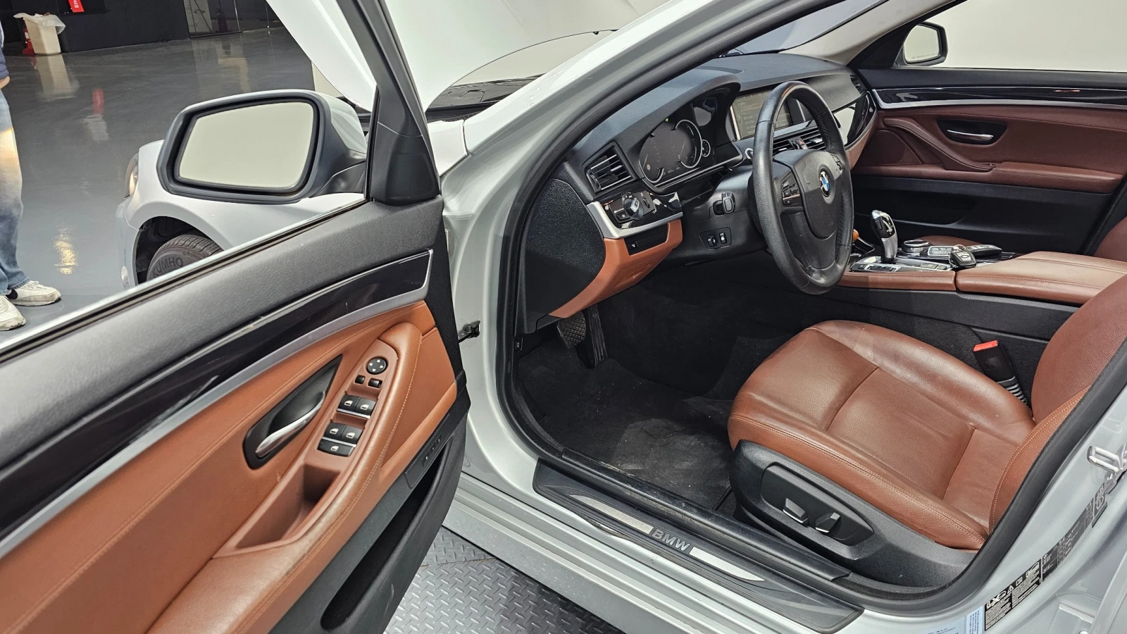 BMW 520 xDrive * HUD * ПОДГРЕВИ * КАМЕРА * ЛЮК, снимка 11 - Автомобили и джипове - 55133425