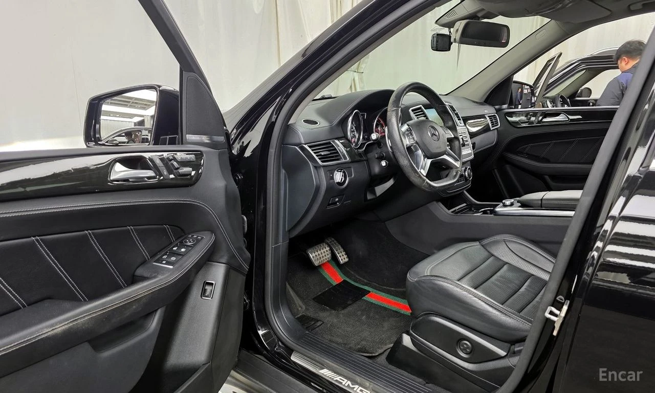 Mercedes-Benz ML 63 AMG 4MATIC* HARMAN/KARDON* 3XTV* ОБДУХВАНЕ* ПАНОРАМА, снимка 8 - Автомобили и джипове - 54512794