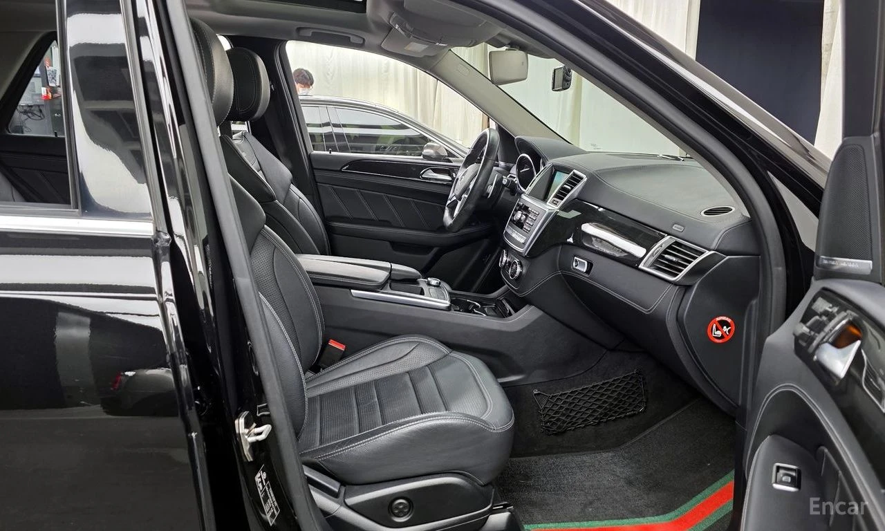 Mercedes-Benz ML 63 AMG 4MATIC* HARMAN/KARDON* 3XTV* ОБДУХВАНЕ* ПАНОРАМА, снимка 9 - Автомобили и джипове - 54512794