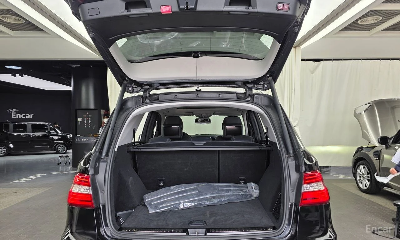 Mercedes-Benz ML 63 AMG 4MATIC* HARMAN/KARDON* 3XTV* ОБДУХВАНЕ* ПАНОРАМА, снимка 7 - Автомобили и джипове - 54512794