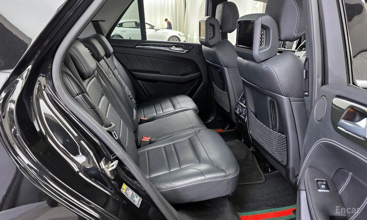 Mercedes-Benz ML 63 AMG 4MATIC* HARMAN/KARDON* 3XTV* ОБДУХВАНЕ* ПАНОРАМА, снимка 15 - Автомобили и джипове - 54512794