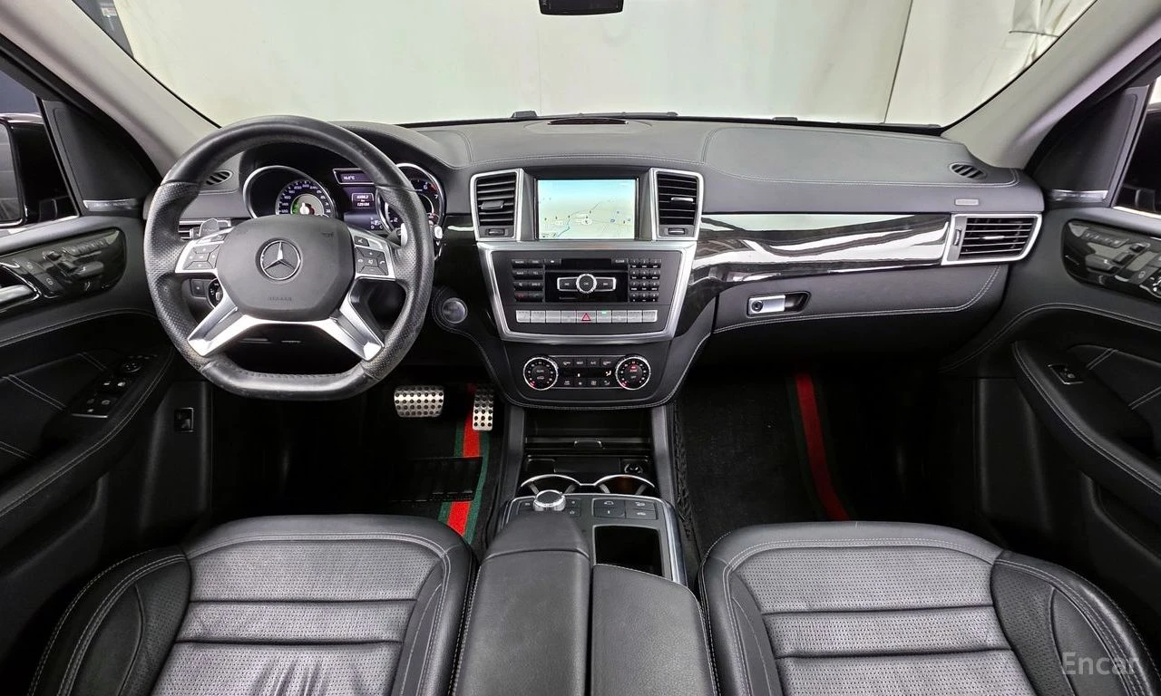Mercedes-Benz ML 63 AMG 4MATIC* HARMAN/KARDON* 3XTV* ОБДУХВАНЕ* ПАНОРАМА, снимка 10 - Автомобили и джипове - 54512794