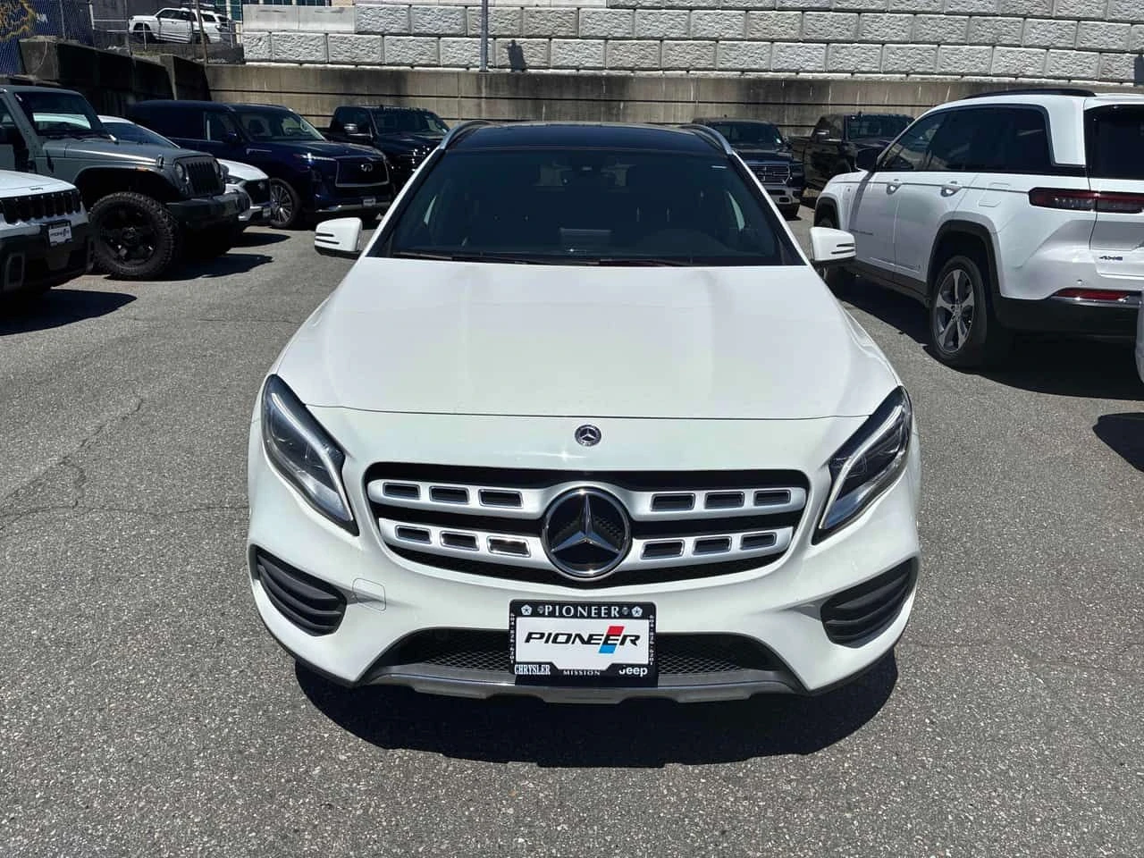 Mercedes-Benz GLA 250 4MATIC/ПАНОРАМА/ПОДГРЕВИ, снимка 2 - Автомобили и джипове - 54889860