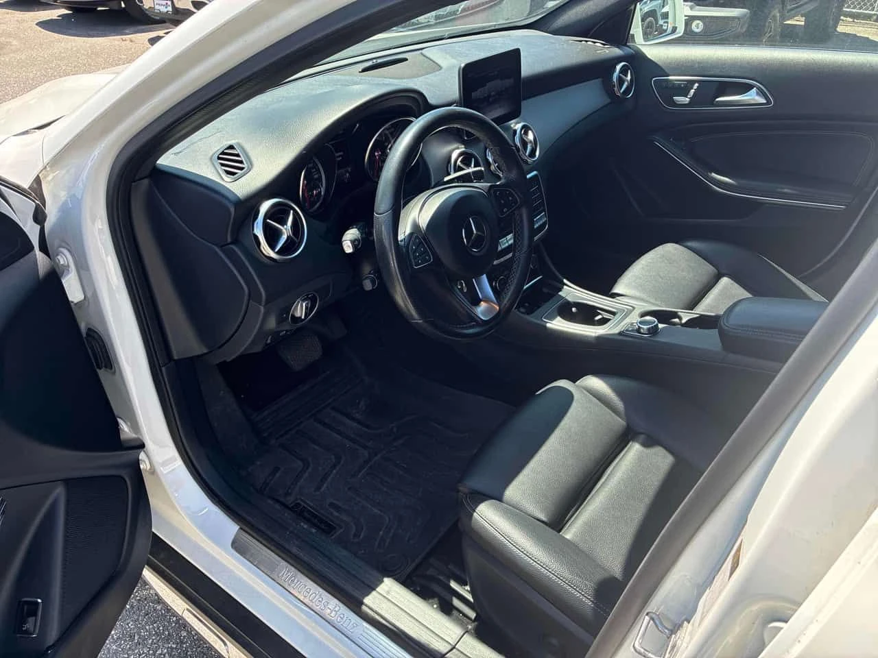 Mercedes-Benz GLA 250 4MATIC/ПАНОРАМА/ПОДГРЕВИ, снимка 7 - Автомобили и джипове - 54889860