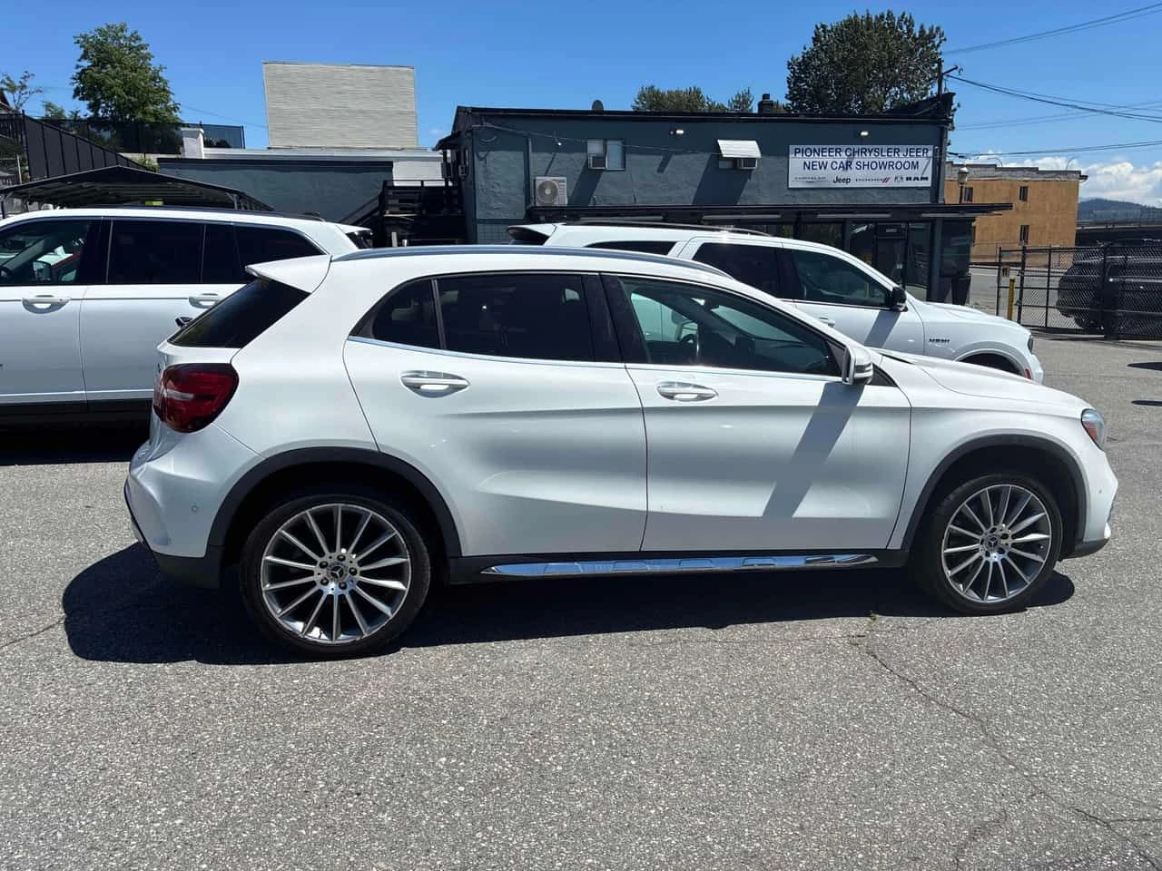 Mercedes-Benz GLA 250 4MATIC/ПАНОРАМА/ПОДГРЕВИ, снимка 4 - Автомобили и джипове - 54889860