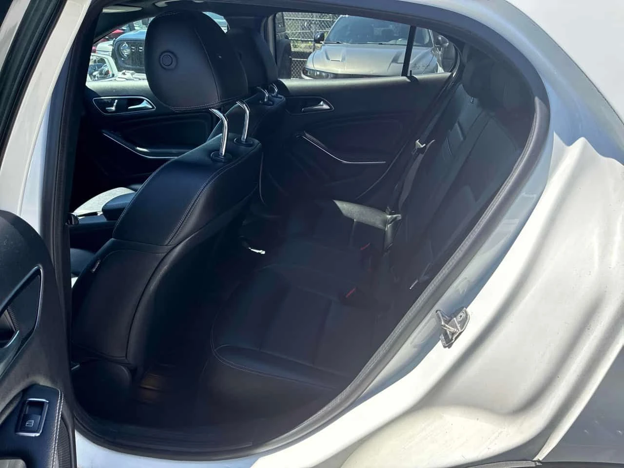 Mercedes-Benz GLA 250 4MATIC/ПАНОРАМА/ПОДГРЕВИ, снимка 10 - Автомобили и джипове - 54889860