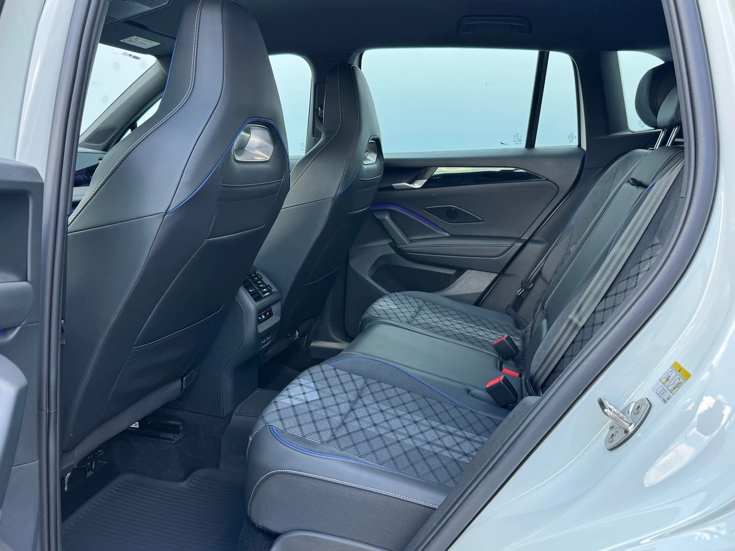 VW Tiguan, снимка 8 - Автомобили и джипове - 56420527