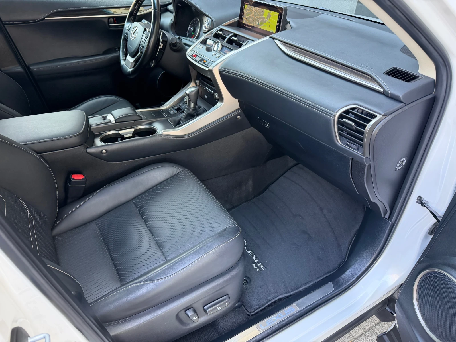 Lexus NX 300h Luxury / E-Four / Facelift , снимка 12 - Автомобили и джипове - 56600715