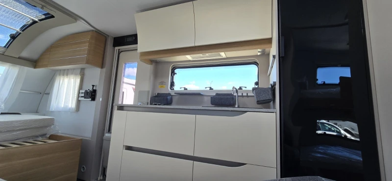 Каравана Adria Adora 573PT, снимка 14 - Каравани и кемпери - 51203856