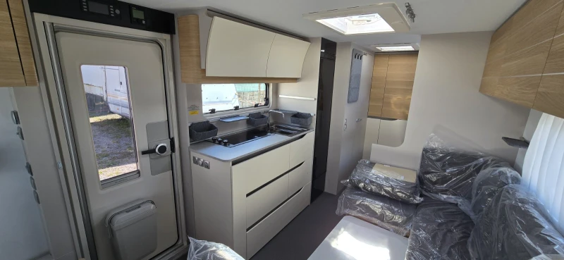 Каравана Adria Adora 573PT, снимка 16 - Каравани и кемпери - 51203856