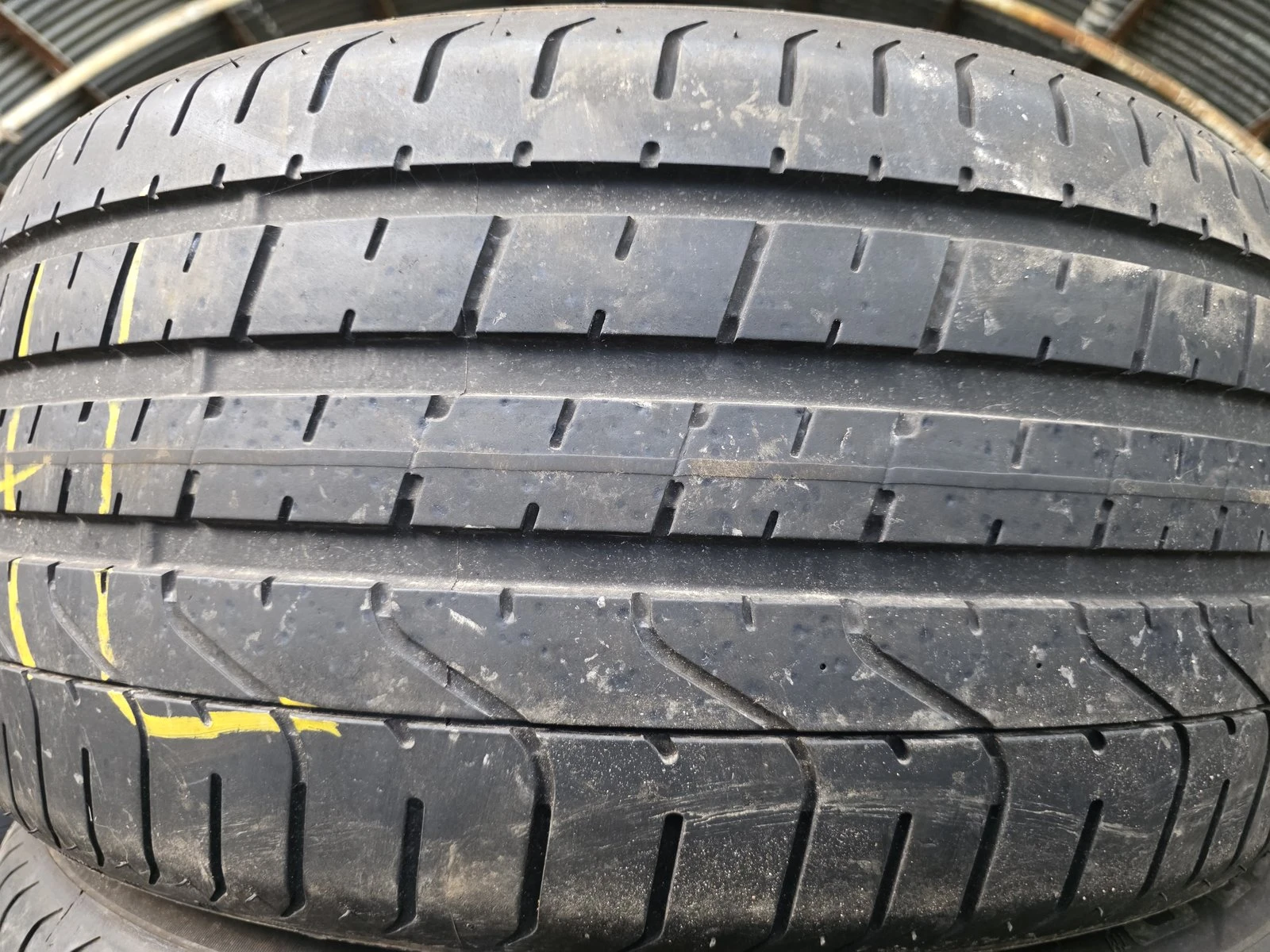 Гуми Летни 255/40R20, снимка 2 - Гуми и джанти - 56735512