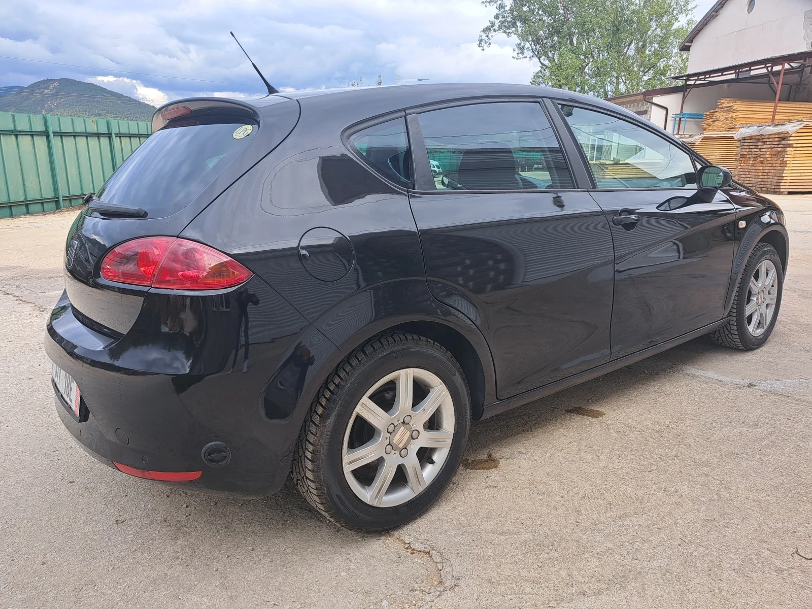 Seat Leon 1.6i + ГАЗ!* 175 000км* Като нова - изображение 2