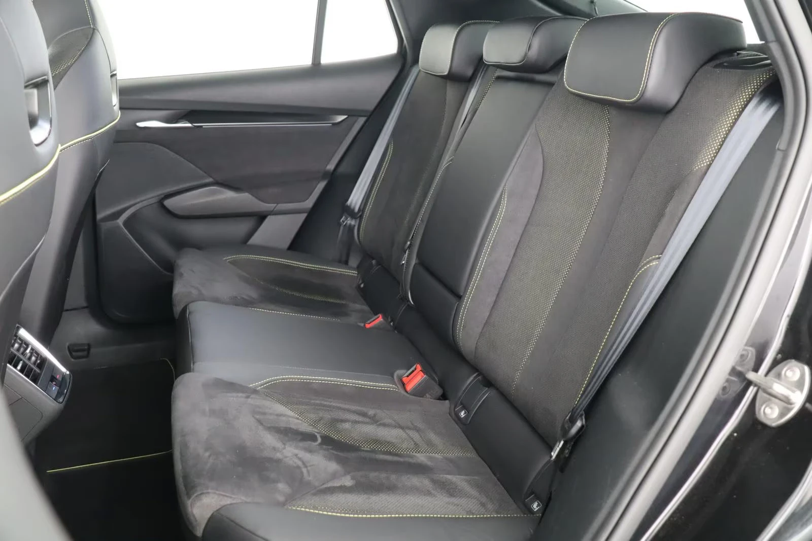 Skoda Enyaq COUPE/299HP/RS/4X4/H.PUMP/HUD/CAM/MEMO/119q, снимка 13 - Автомобили и джипове - 54087355