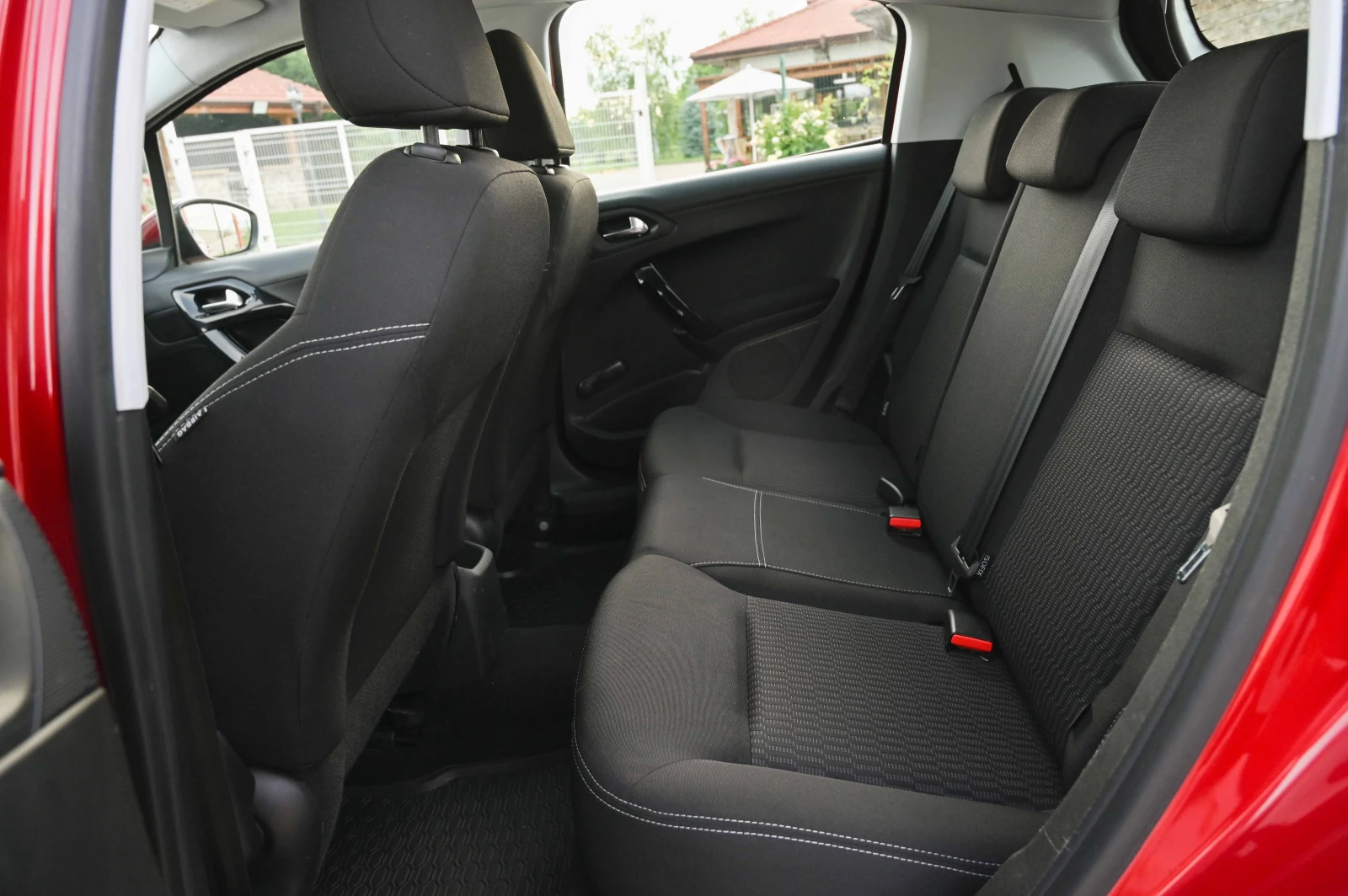 Peugeot 208 Allure, снимка 12 - Автомобили и джипове - 54956238