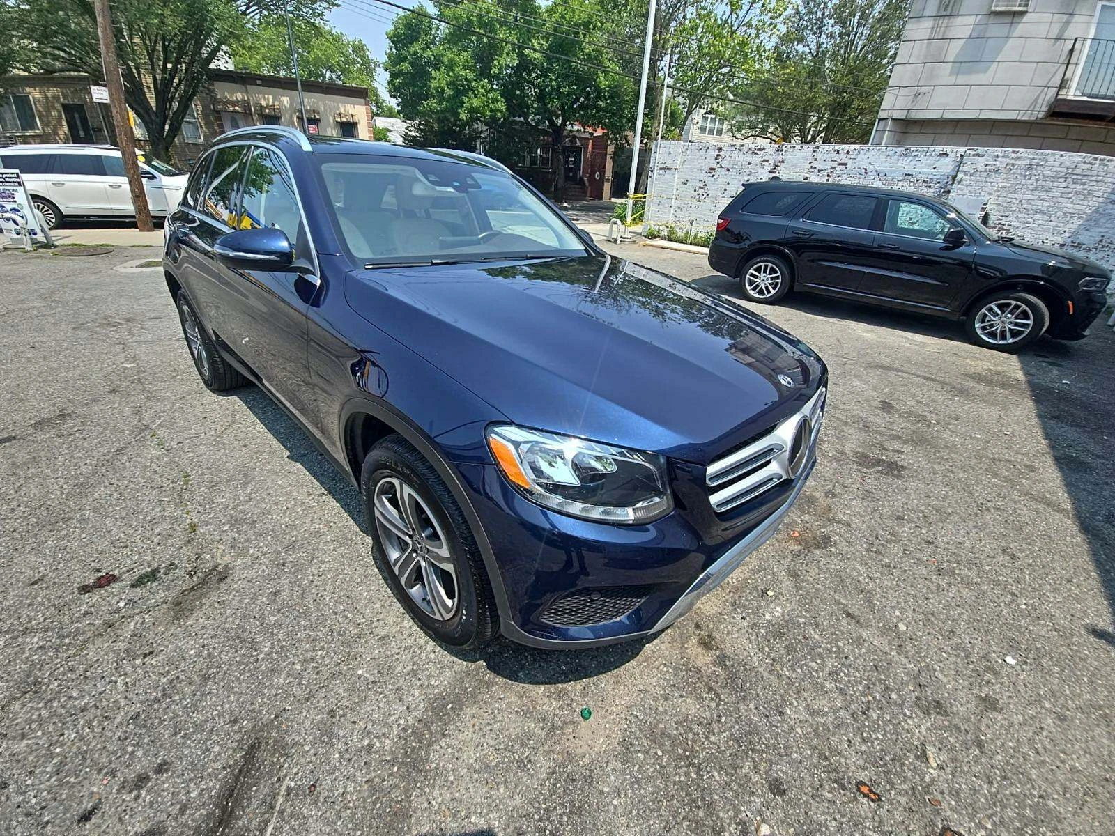 Mercedes-Benz GLC 300 4MATIC * CARFAX* ОПЦИЯ ЗА ФИНАНСИРАНЕ*  - изображение 2
