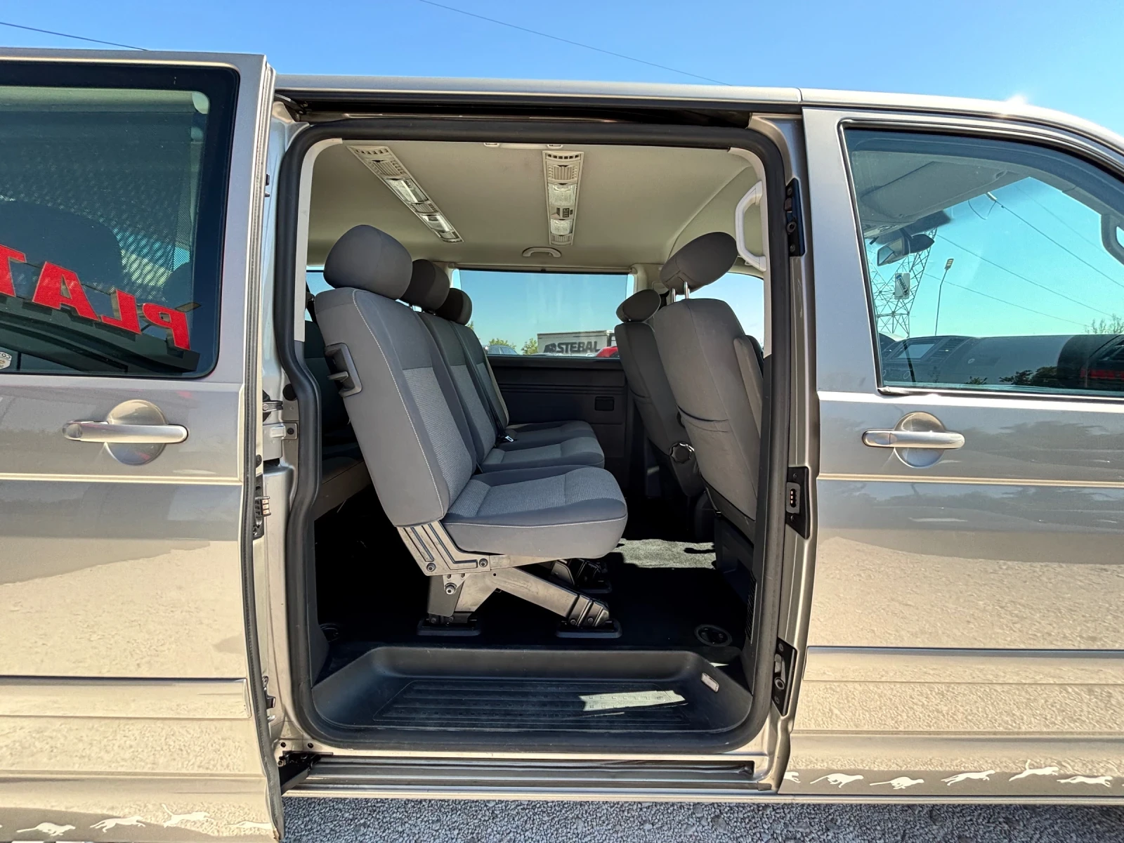 VW Caravelle 2.0TDI/АВТОМАТ/ПАРКТРОНИК/НАВИГАЦИЯ, снимка 13 - Бусове и автобуси - 55498633
