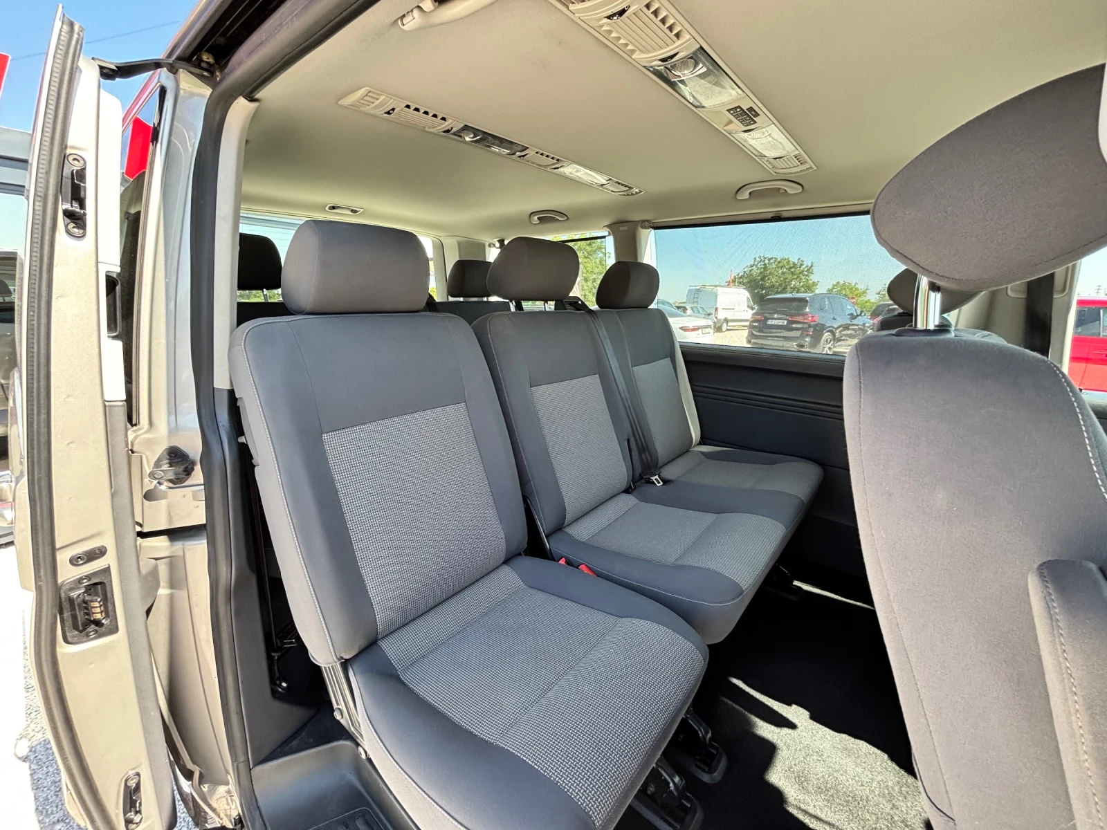 VW Caravelle 2.0TDI/АВТОМАТ/ПАРКТРОНИК/НАВИГАЦИЯ, снимка 9 - Бусове и автобуси - 55498633