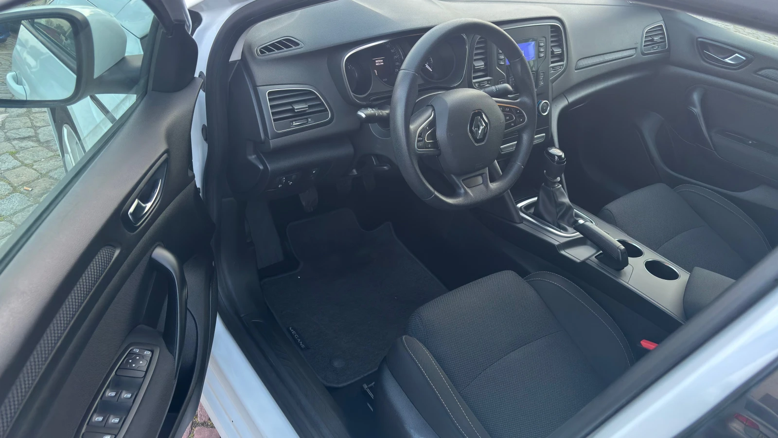Renault Megane TCe 140 бензин BVM6, снимка 15 - Автомобили и джипове - 54642433