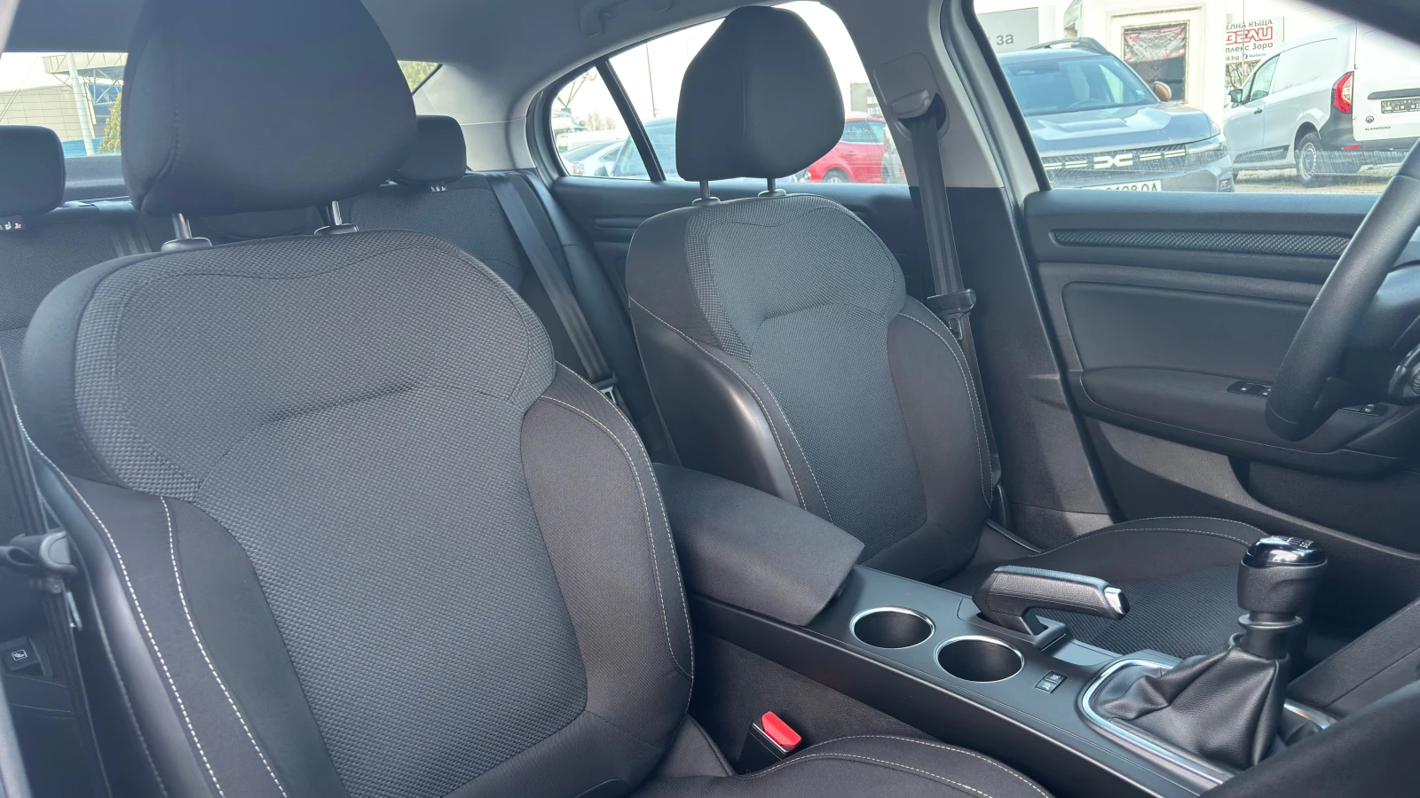 Renault Megane TCe 140 бензин BVM6, снимка 14 - Автомобили и джипове - 54642433