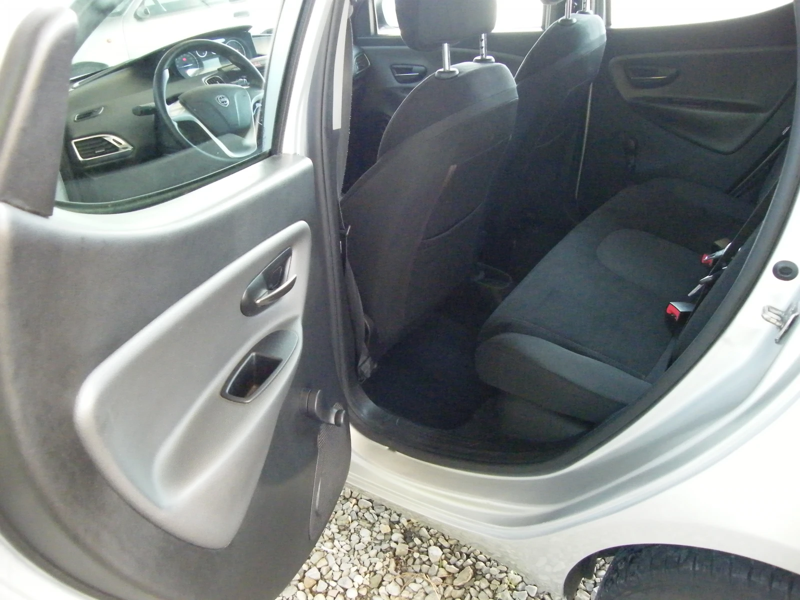 Lancia Ypsilon 1.3, снимка 10 - Автомобили и джипове - 55797439