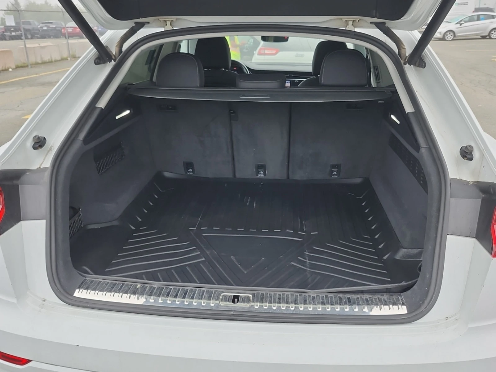 Audi Q8 * 55 Tfsi Quattro Progressiv * АВТОКРЕДИТ * , снимка 14 - Автомобили и джипове - 55846835