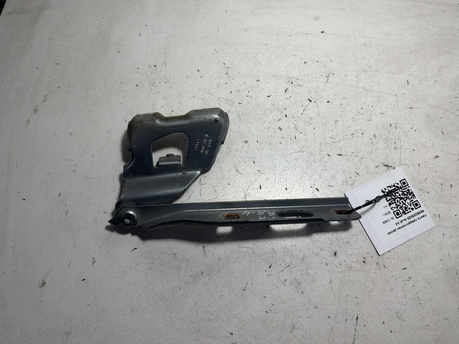 панта преден капак дясна 8K0823302D Audi A4