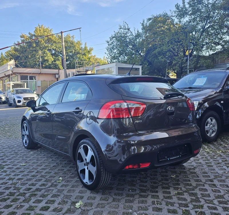 Kia Rio 1.4 CVVT 109к.с. World Cup Edition Кожа Шибедах, снимка 4 - Автомобили и джипове - 47434798