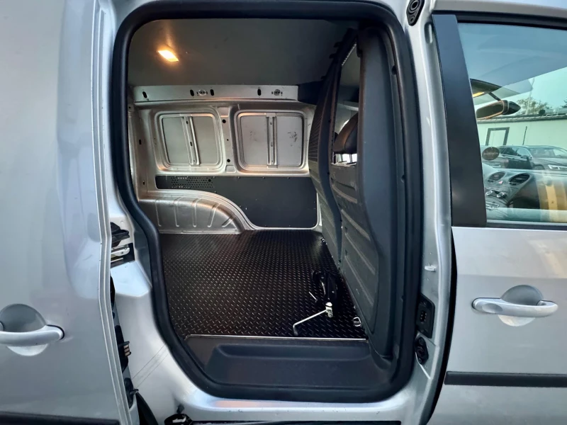 VW Caddy 1.6 TDI 105, снимка 12 - Автомобили и джипове - 51613830