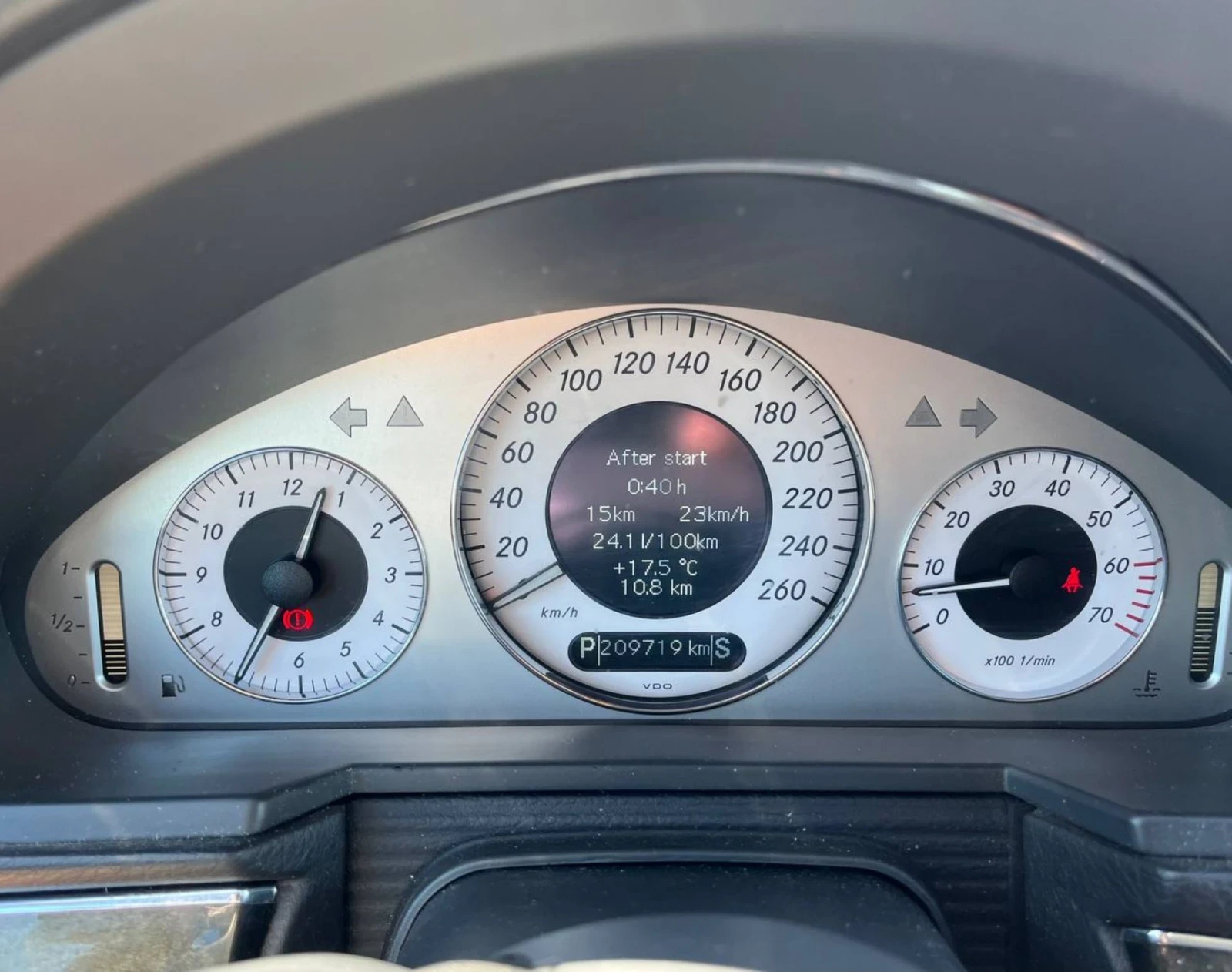 Mercedes-Benz E 500 Сервизна Книжка/Без ръжда/LPG/Фабрична боя - изображение 6