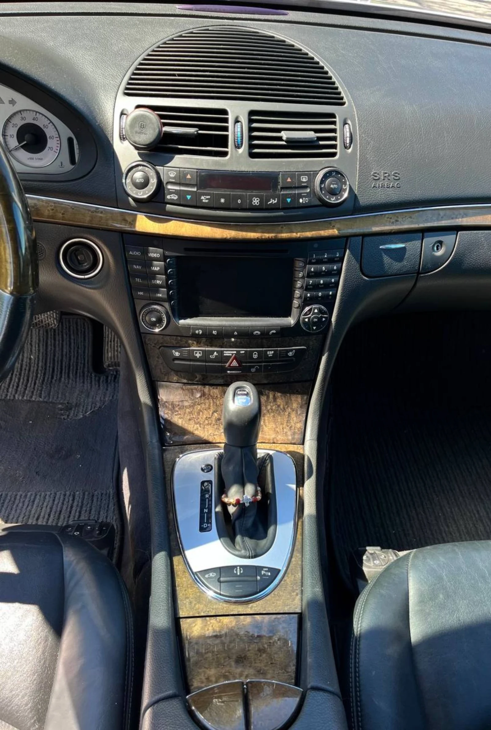 Mercedes-Benz E 500 Сервизна Книжка/Без ръжда/LPG/Фабрична боя - изображение 10