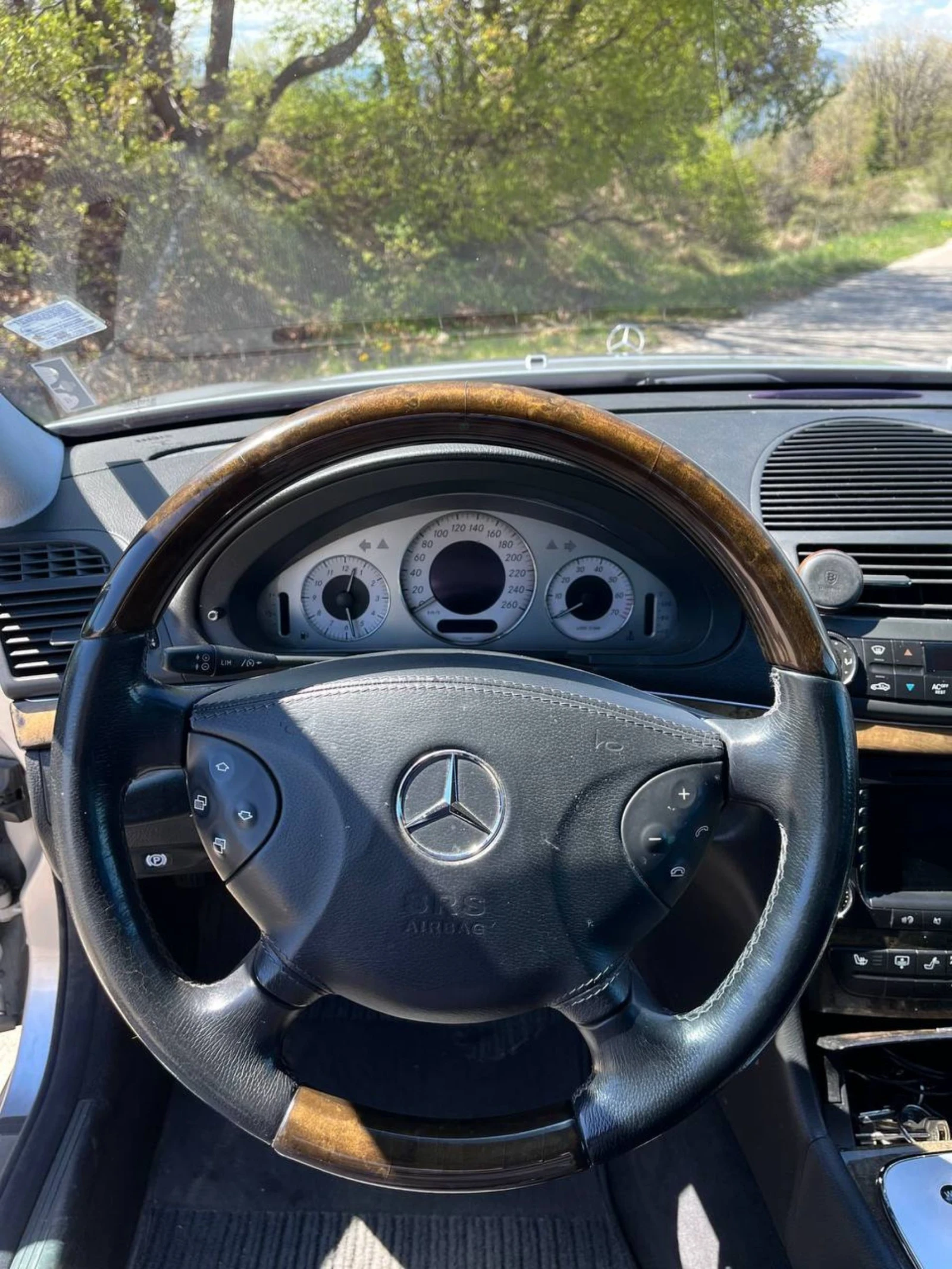 Mercedes-Benz E 500 Сервизна Книжка/Без ръжда/LPG/Фабрична боя - изображение 5