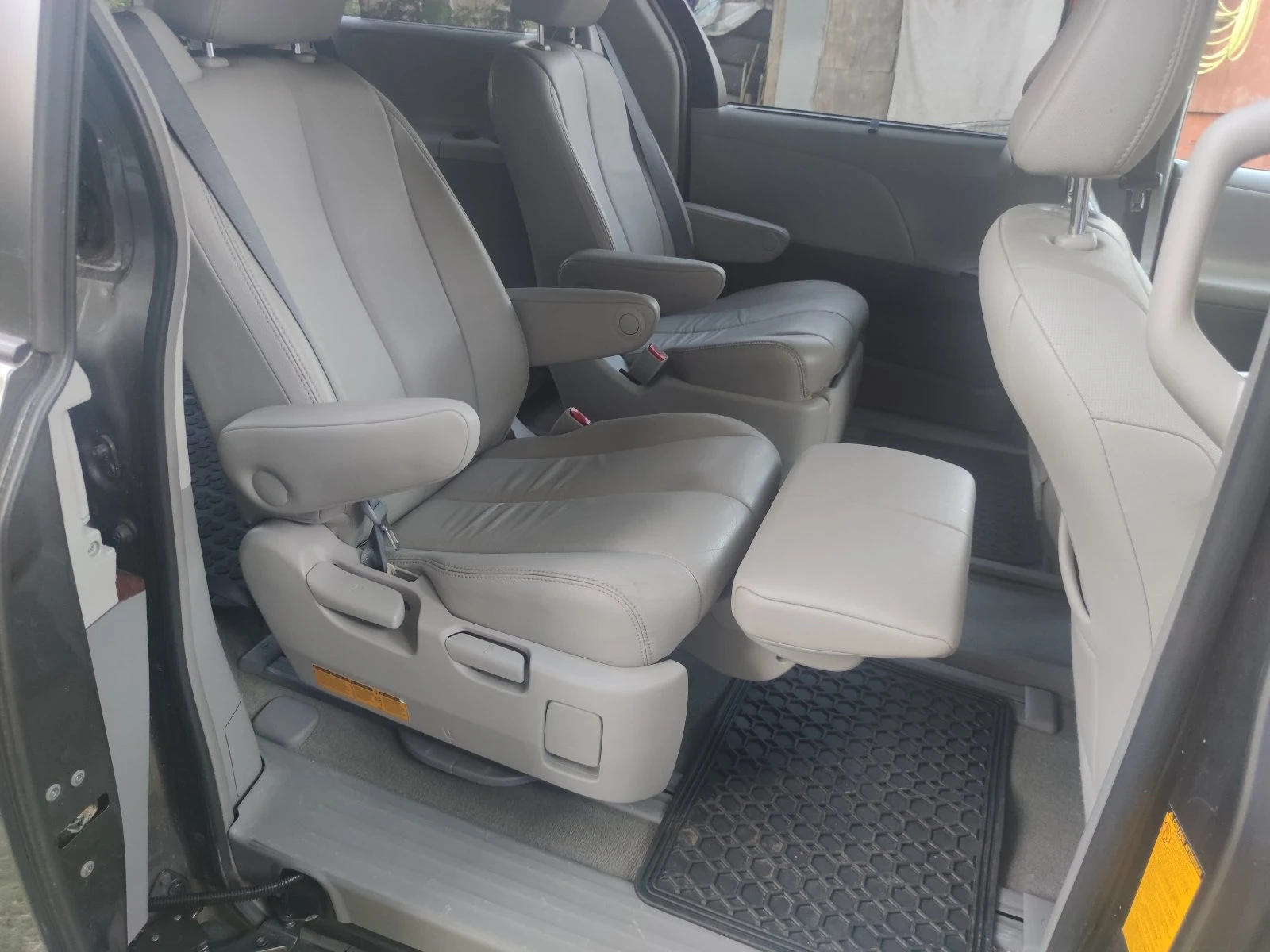 Toyota Sienna 3.5i AWD - изображение 9