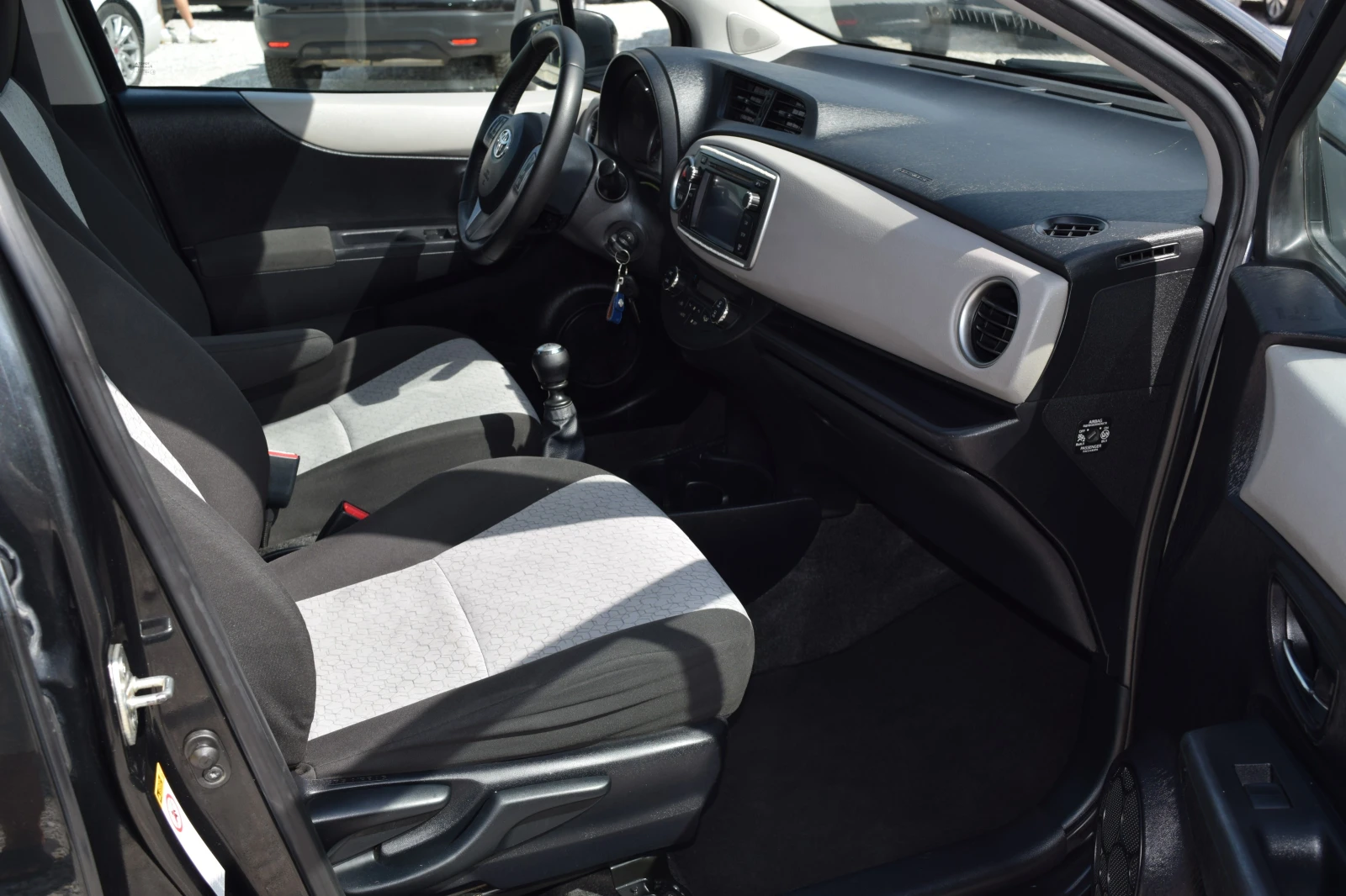 Toyota Yaris 1.4 D4D* Нави* Камера* Euro5B* 6 скорости - изображение 10