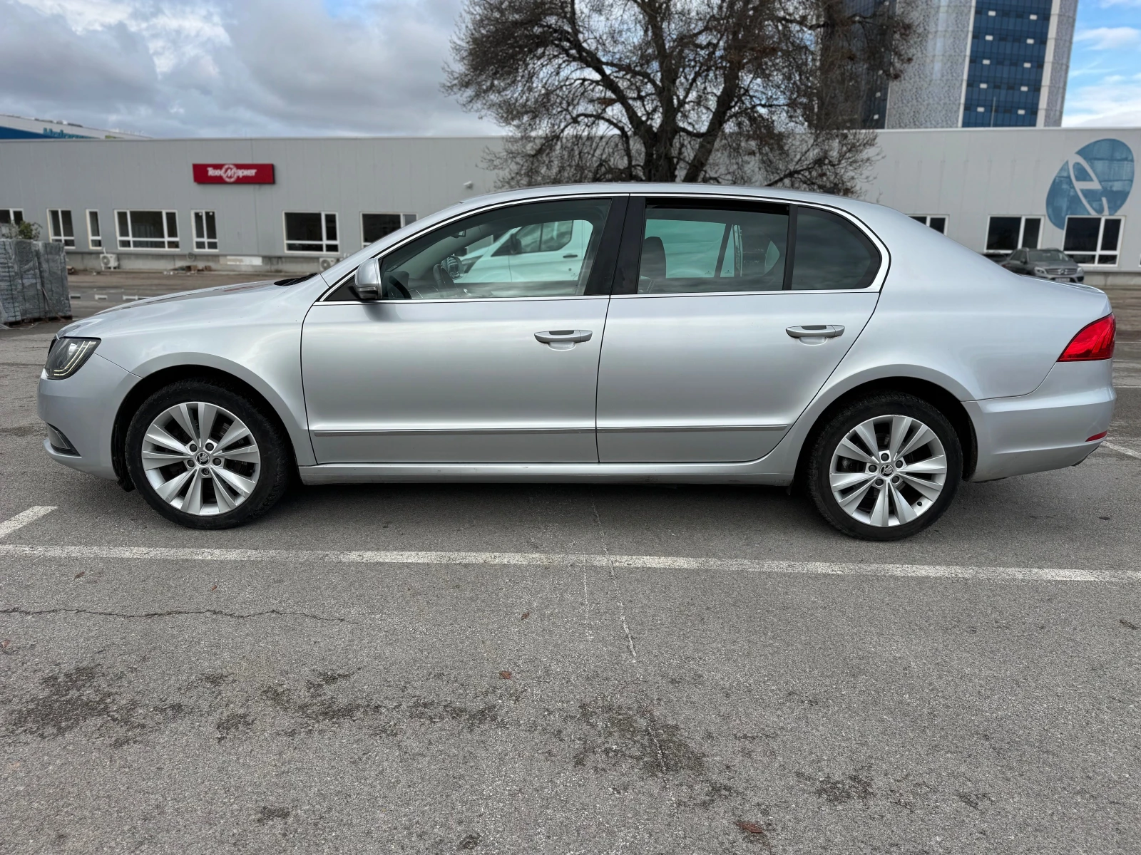 Skoda Superb 2.0TDI-DSG-NAVI-кожа - изображение 7